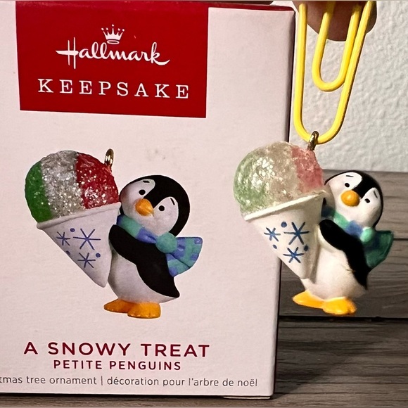 HALLMARK NEW 2022 PETITE PENGUINS A SNOWY TREAT # 7 IN SERIES Christmas ORNAMENT - Picture 2 of 10